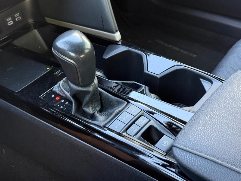 Toyota Camry Vehicle Full-screen Gallery Image 22