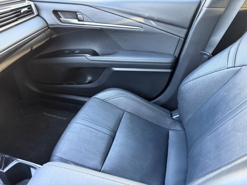 Toyota Camry Vehicle Full-screen Gallery Image 23
