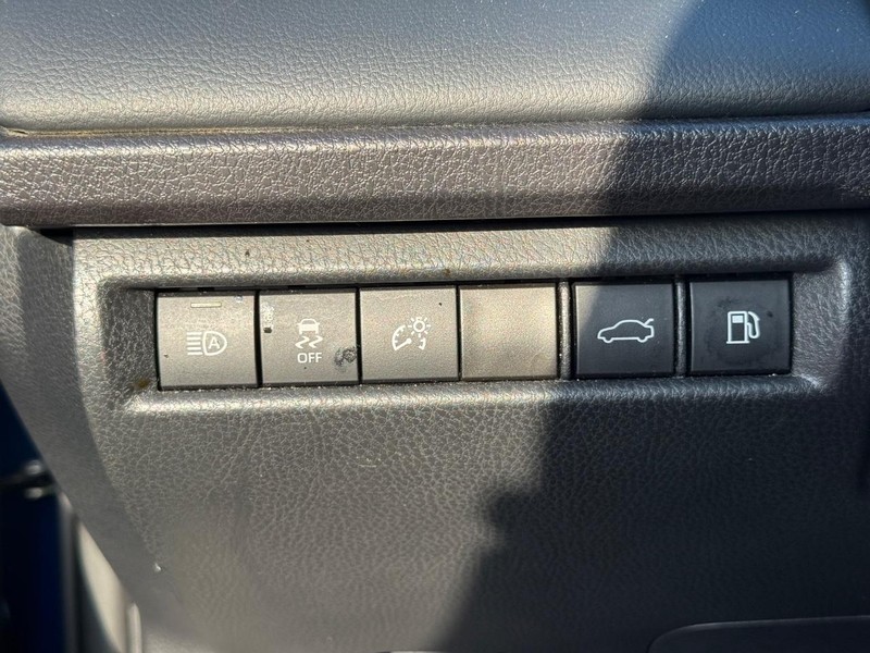 Toyota Camry Vehicle Full-screen Gallery Image 25