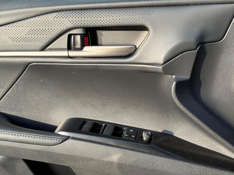 Toyota Camry Vehicle Full-screen Gallery Image 26