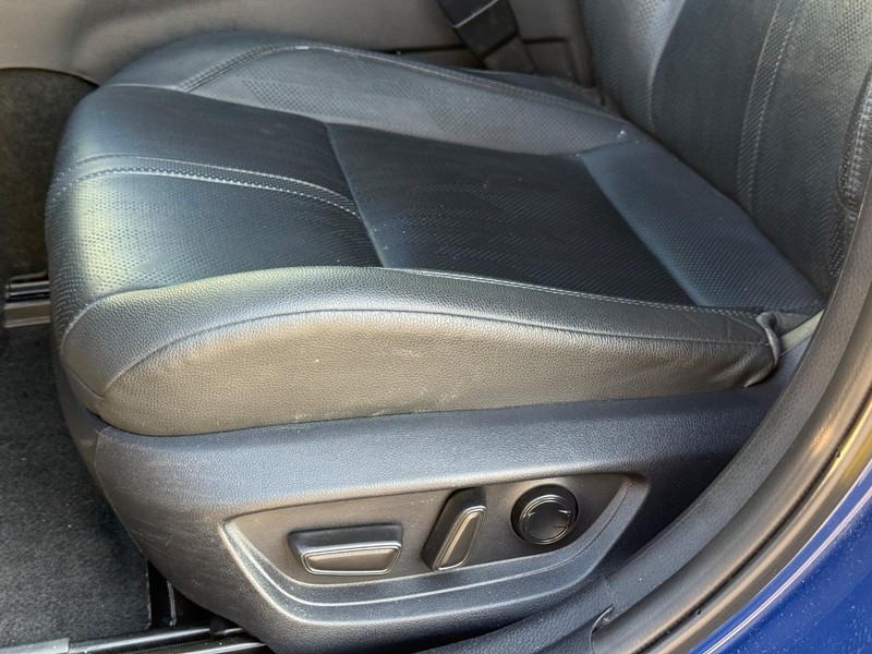 Toyota Camry Vehicle Full-screen Gallery Image 27