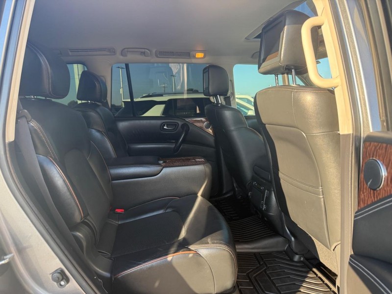 Nissan Armada Vehicle Full-screen Gallery Image 4