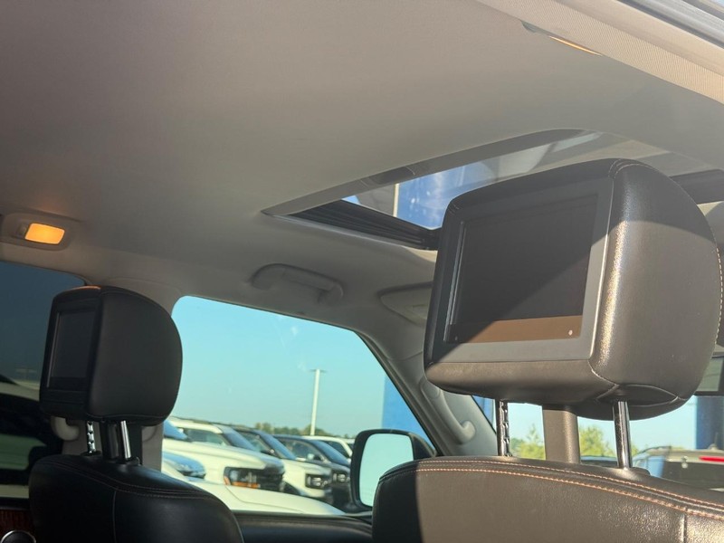 Nissan Armada Vehicle Full-screen Gallery Image 5