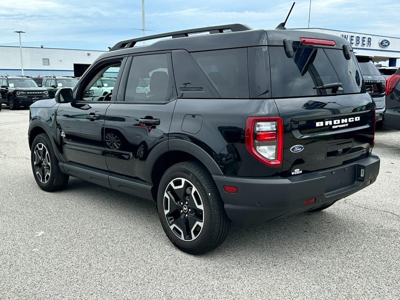 Ford Bronco Sport Vehicle Full-screen Gallery Image 3