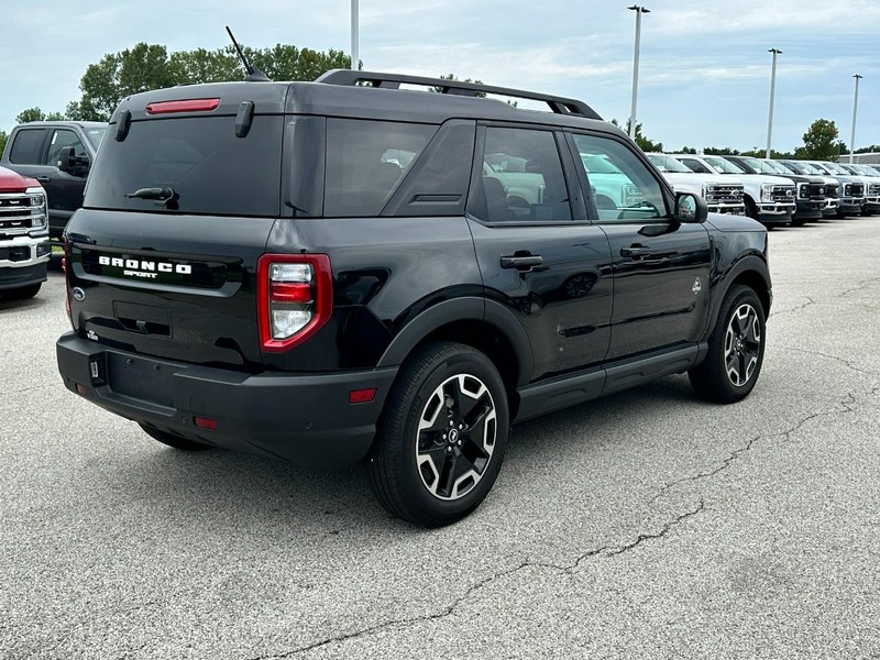 Ford Bronco Sport Vehicle Full-screen Gallery Image 6