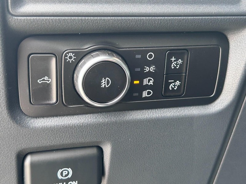 Ford F-150 Vehicle Full-screen Gallery Image 12