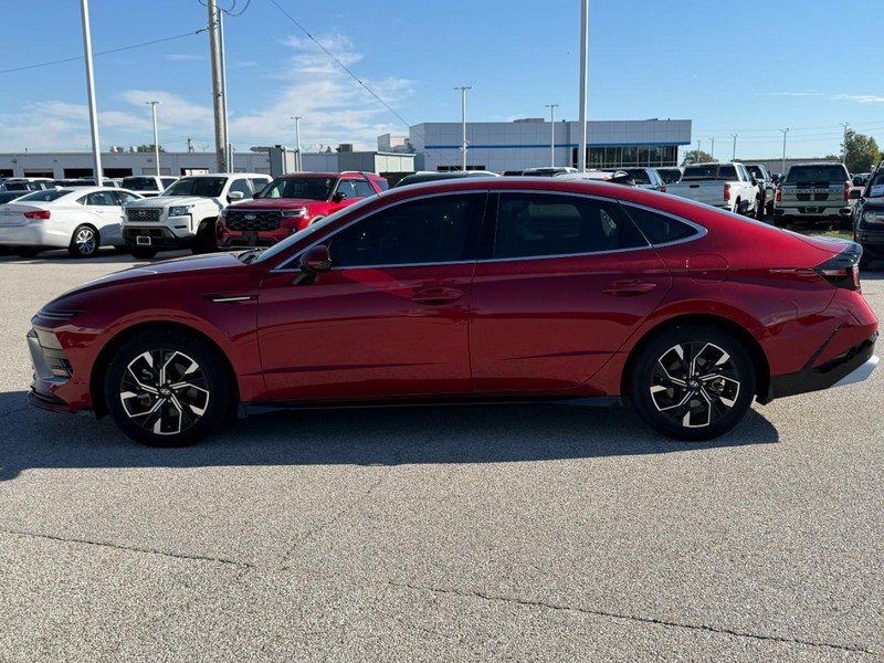 Hyundai Sonata Vehicle Full-screen Gallery Image 2