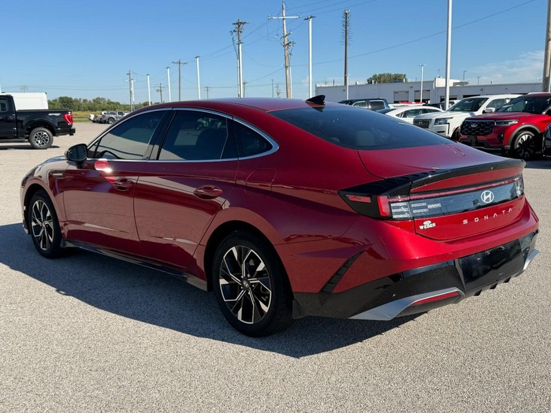 Hyundai Sonata Vehicle Full-screen Gallery Image 3