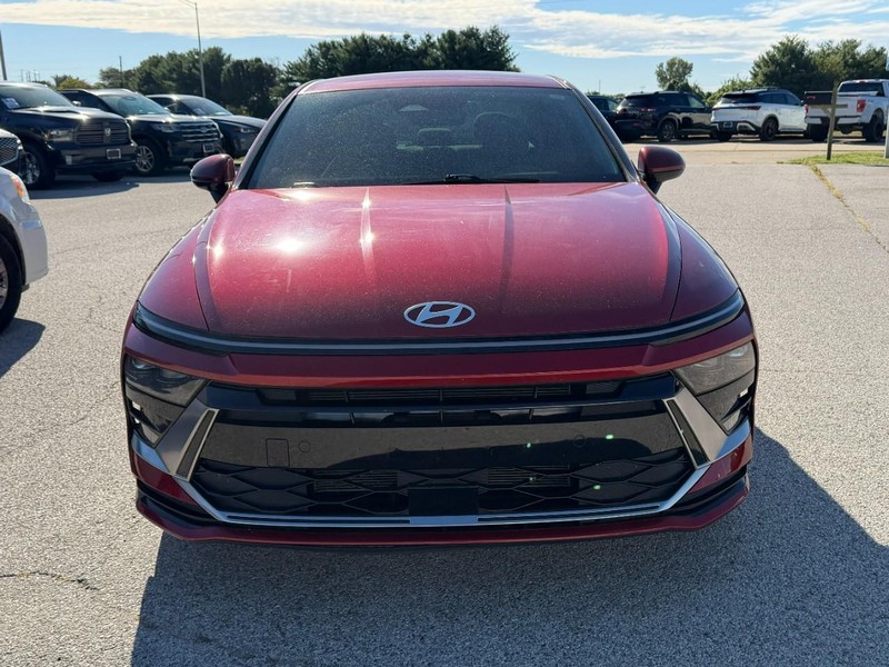 Hyundai Sonata Vehicle Full-screen Gallery Image 9