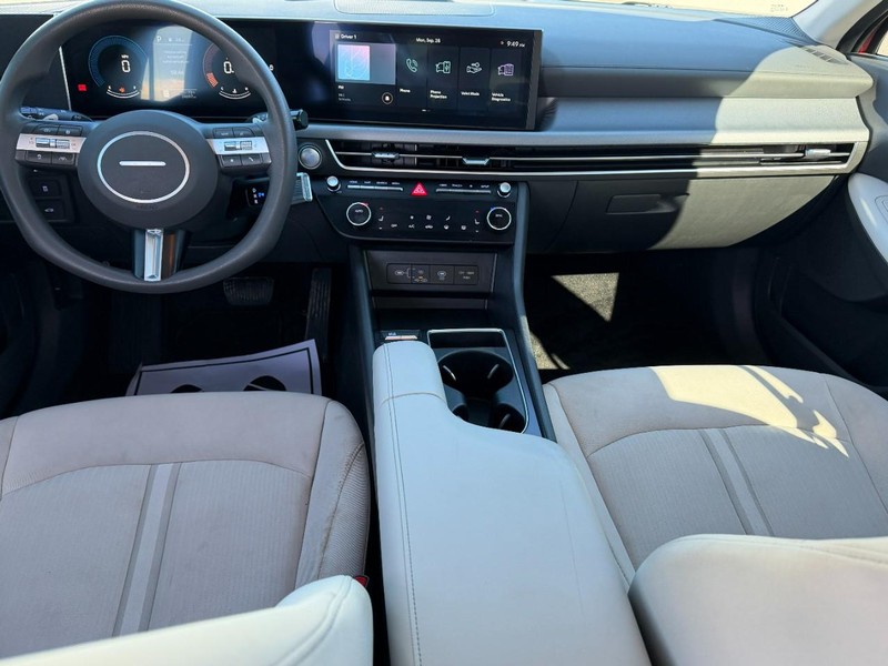 Hyundai Sonata Vehicle Full-screen Gallery Image 11