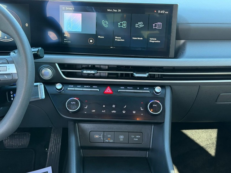 Hyundai Sonata Vehicle Full-screen Gallery Image 13
