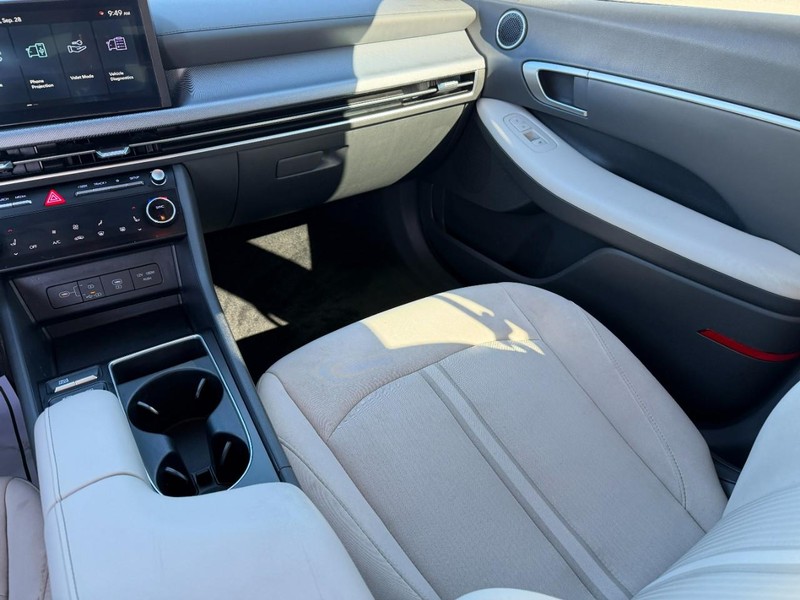 Hyundai Sonata Vehicle Full-screen Gallery Image 15