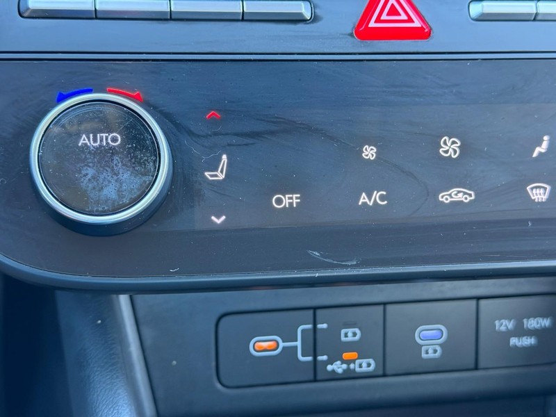 Hyundai Sonata Vehicle Full-screen Gallery Image 21