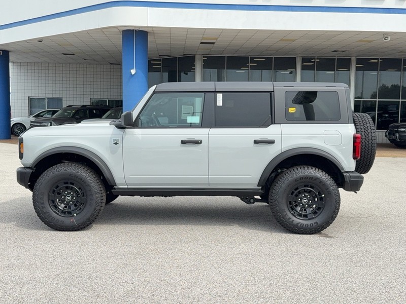 Ford Bronco Vehicle Full-screen Gallery Image 2