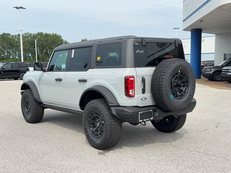 Ford Bronco Vehicle Full-screen Gallery Image 3