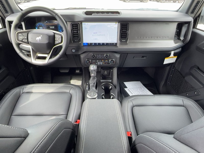 Ford Bronco Vehicle Full-screen Gallery Image 6