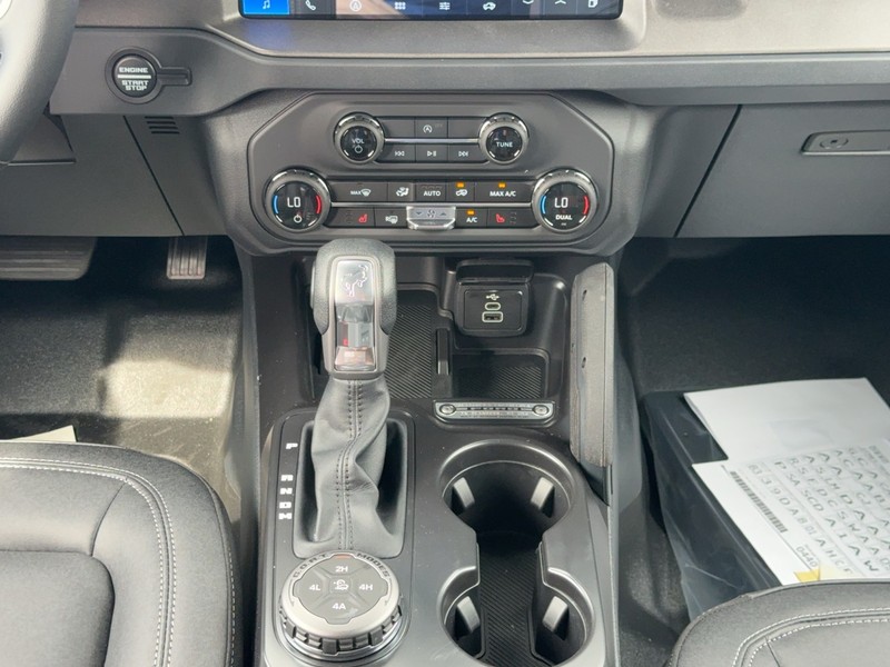 Ford Bronco Vehicle Full-screen Gallery Image 9