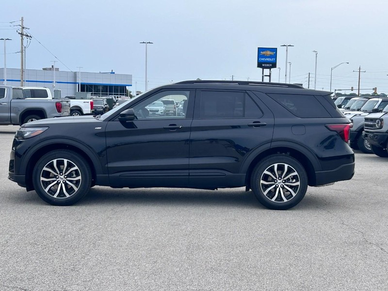 Ford Explorer Vehicle Full-screen Gallery Image 2