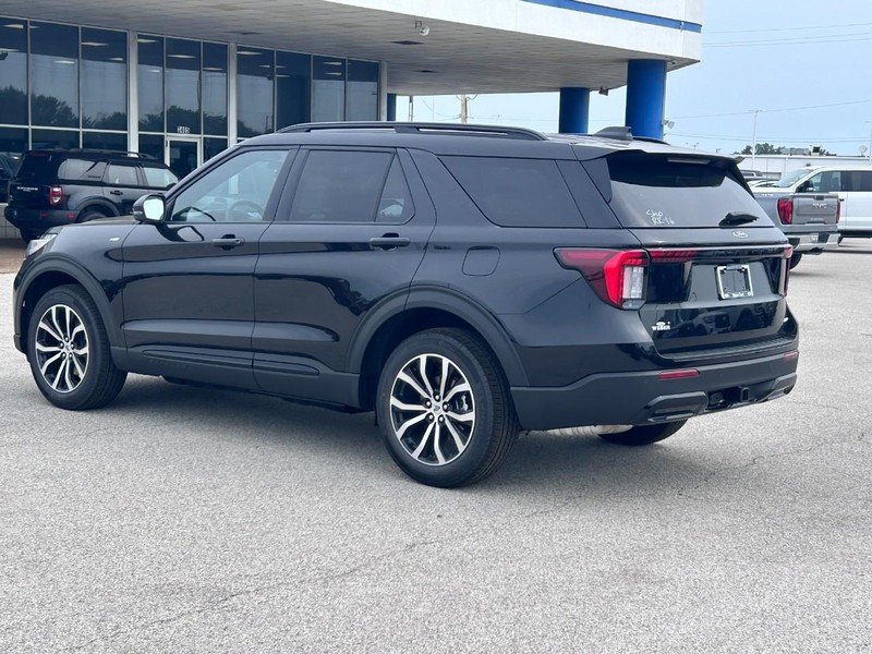 Ford Explorer Vehicle Full-screen Gallery Image 3