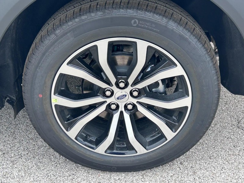 Ford Explorer Vehicle Full-screen Gallery Image 4