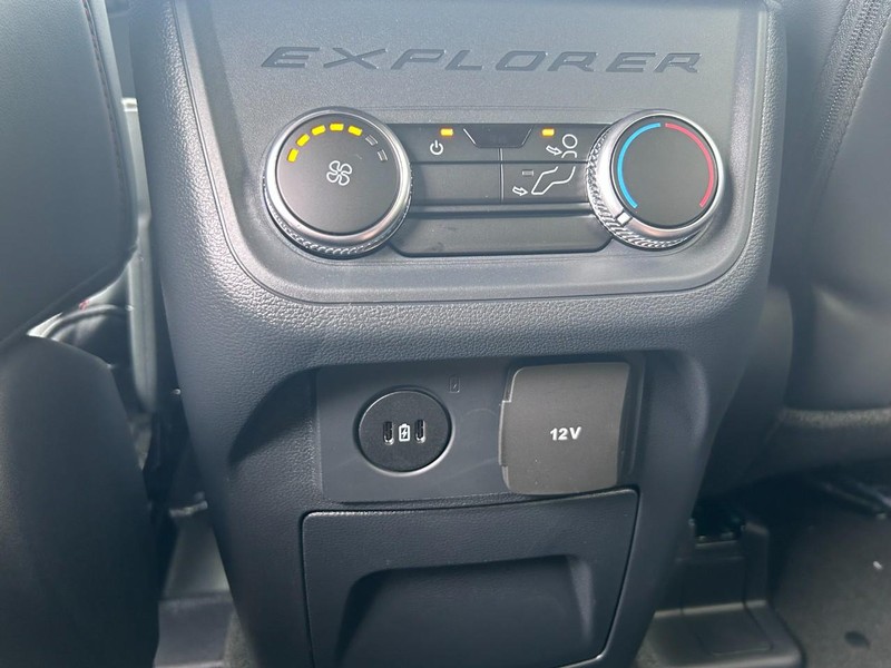 Ford Explorer Vehicle Full-screen Gallery Image 8