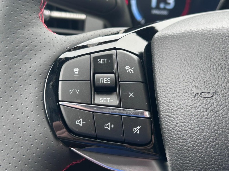 Ford Explorer Vehicle Full-screen Gallery Image 16