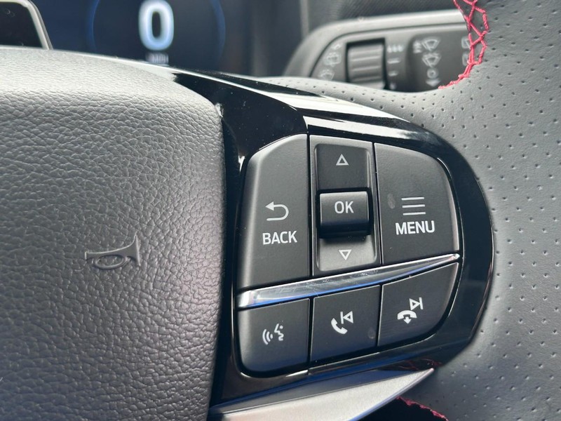 Ford Explorer Vehicle Full-screen Gallery Image 17