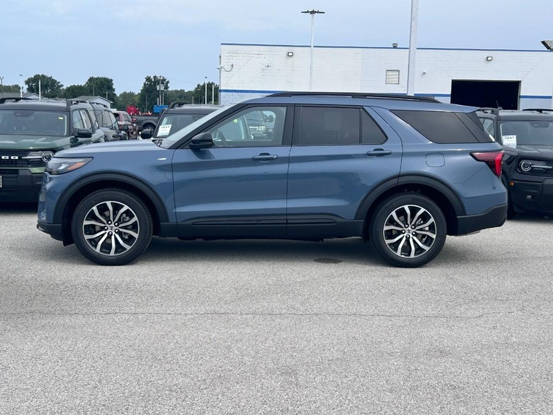 Ford Explorer Vehicle Full-screen Gallery Image 2