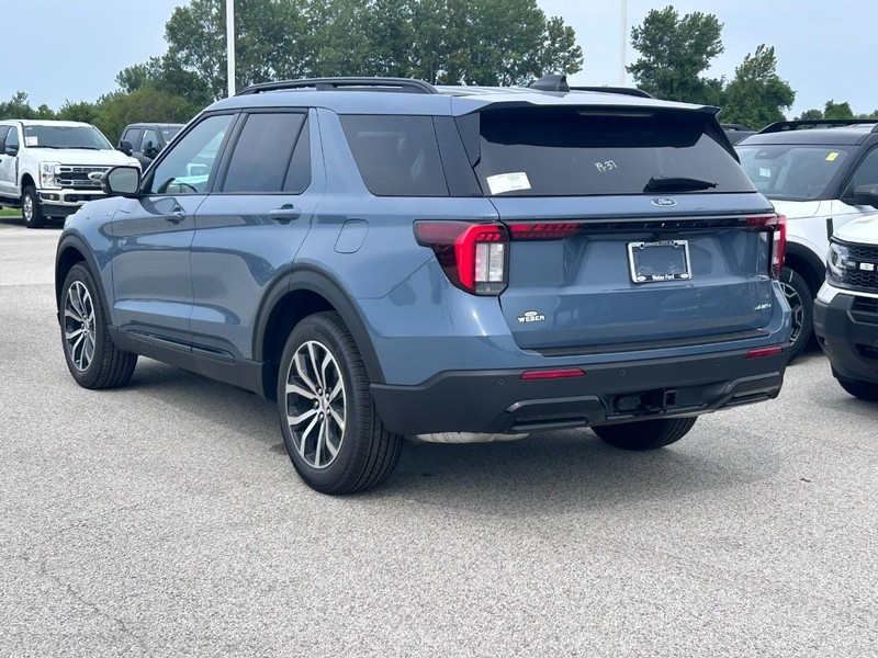 Ford Explorer Vehicle Full-screen Gallery Image 3