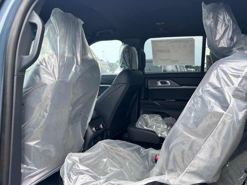 Ford Explorer Vehicle Full-screen Gallery Image 7