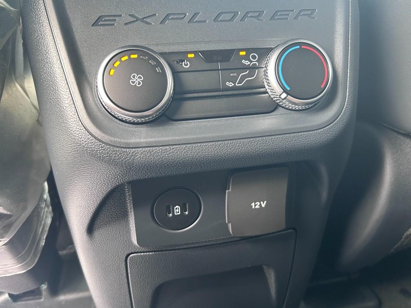 Ford Explorer Vehicle Full-screen Gallery Image 8
