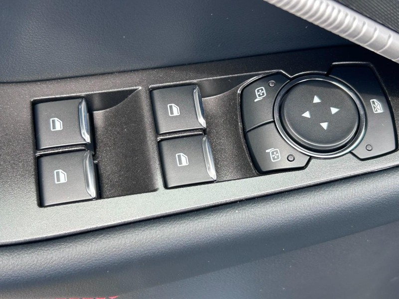Ford Explorer Vehicle Full-screen Gallery Image 13