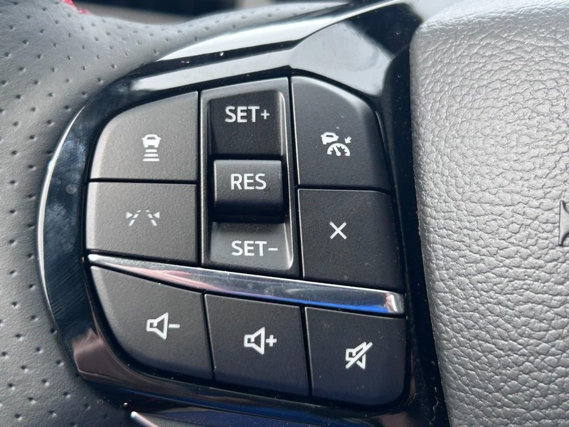 Ford Explorer Vehicle Full-screen Gallery Image 16