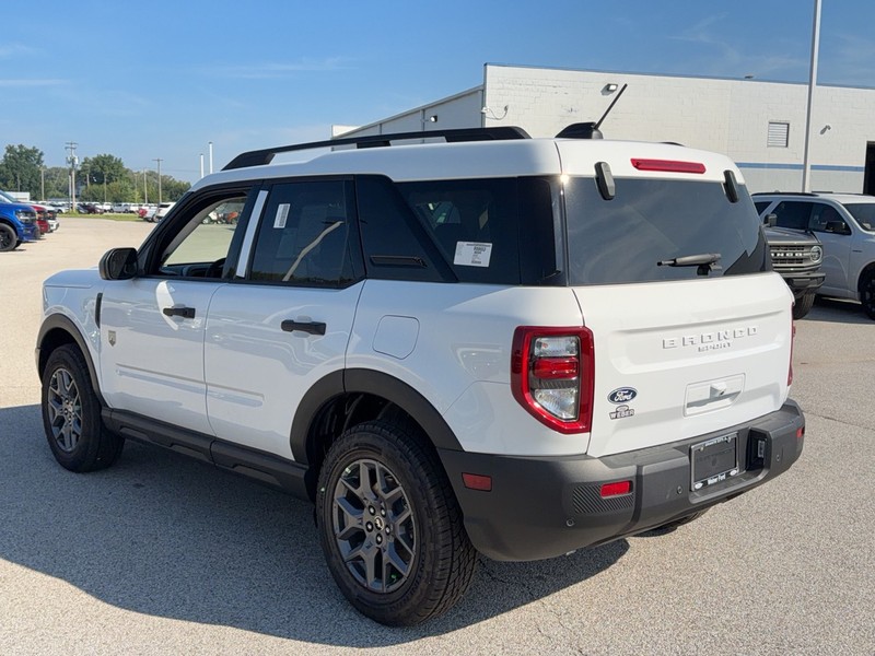 Ford Bronco Sport Vehicle Full-screen Gallery Image 3