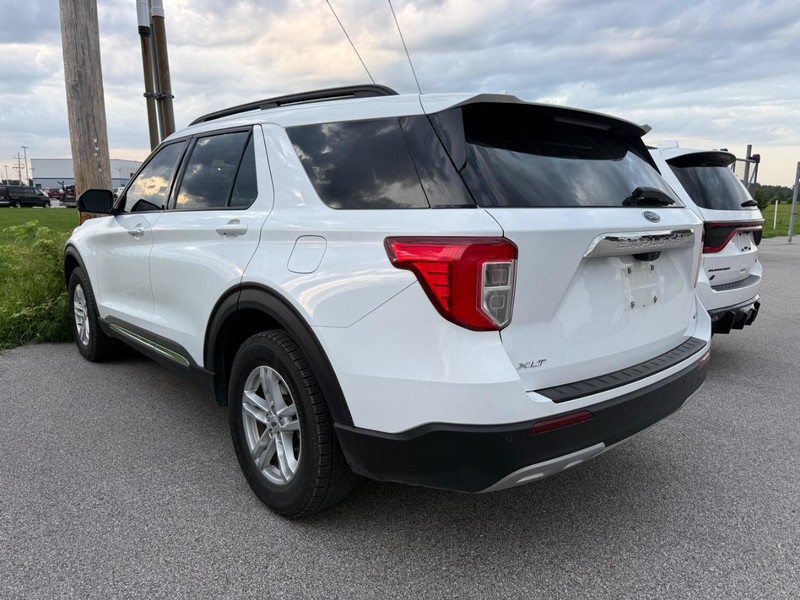 Ford Explorer Vehicle Full-screen Gallery Image 3