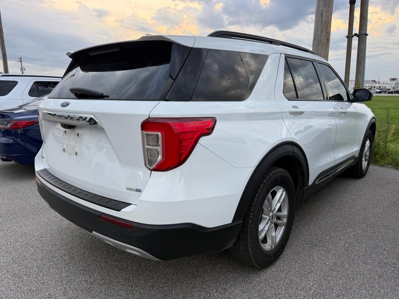 Ford Explorer Vehicle Full-screen Gallery Image 4
