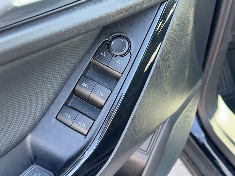 Chevrolet Equinox Vehicle Full-screen Gallery Image 16