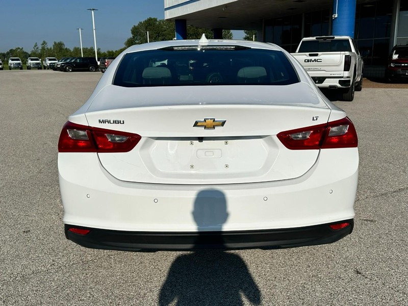 Chevrolet Malibu Vehicle Full-screen Gallery Image 04
