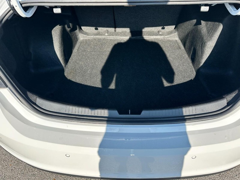 Chevrolet Malibu Vehicle Full-screen Gallery Image 05