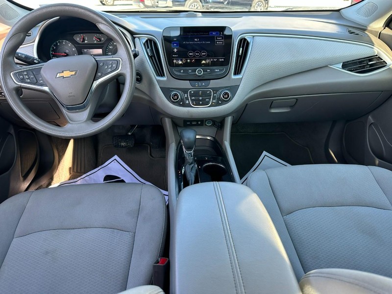 Chevrolet Malibu Vehicle Full-screen Gallery Image 11