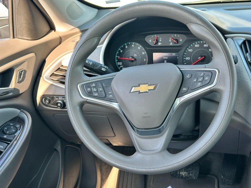 Chevrolet Malibu Vehicle Full-screen Gallery Image 12