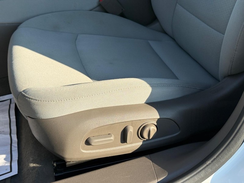 Chevrolet Malibu Vehicle Full-screen Gallery Image 24