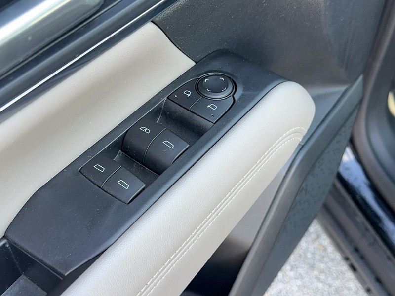 GMC Terrain Vehicle Full-screen Gallery Image 17