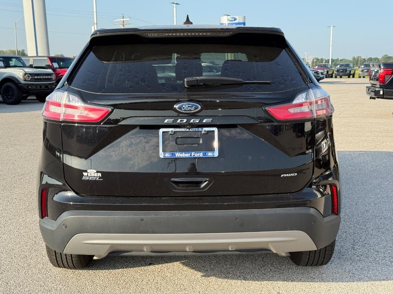 Ford Edge Vehicle Full-screen Gallery Image 3