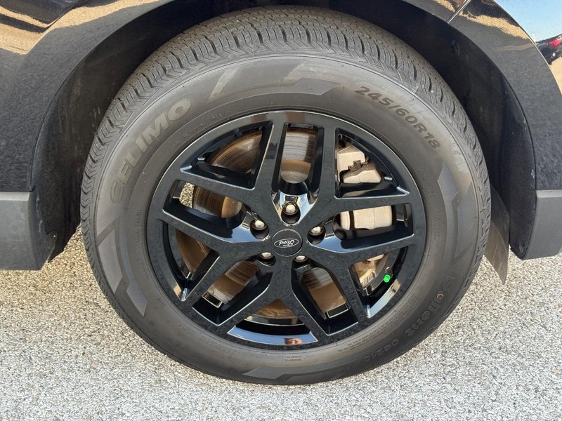 Ford Edge Vehicle Full-screen Gallery Image 6