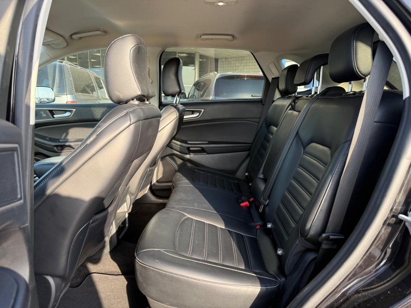 Ford Edge Vehicle Full-screen Gallery Image 9