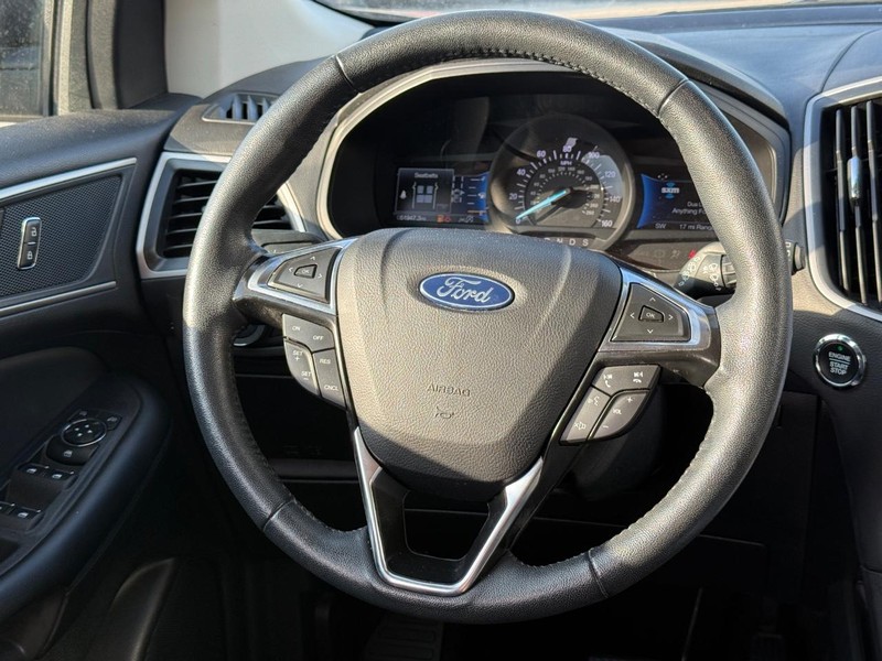 Ford Edge Vehicle Full-screen Gallery Image 11