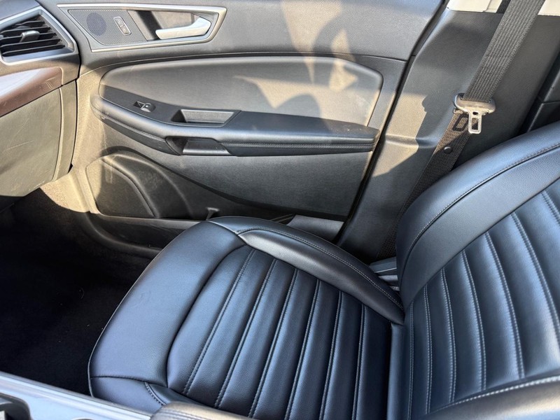 Ford Edge Vehicle Full-screen Gallery Image 19