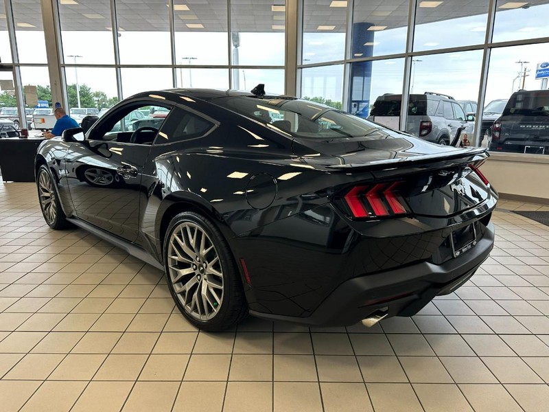 Ford Mustang Vehicle Full-screen Gallery Image 3