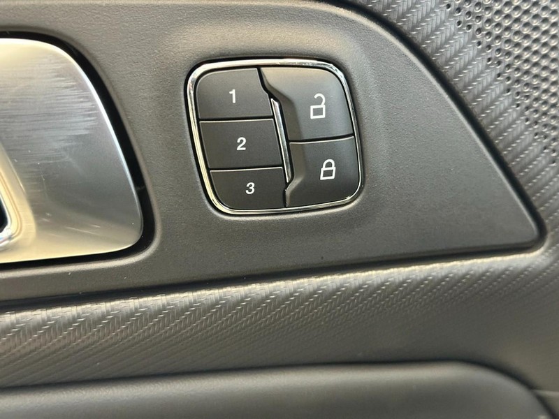 Ford Mustang Vehicle Full-screen Gallery Image 8